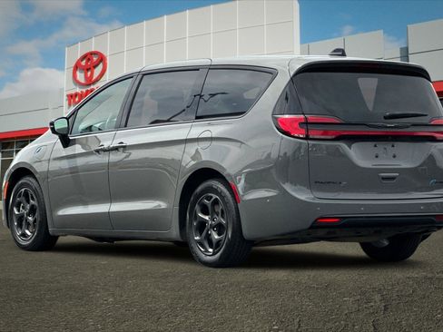 Used 2023 Chrysler Pacifica Limited w/ S Appearance Package FWD image 5