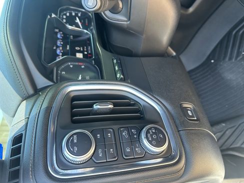 Used 2020 GMC Sierra 2500 AT4 w/ Technology Package AWD/4WD image 4
