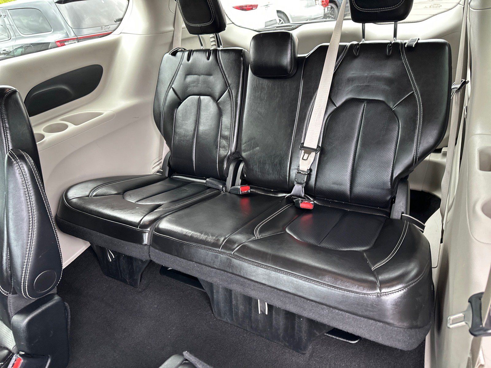 Used 2024 Chrysler Pacifica Touring-L FWD image 13