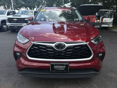 Used 2022 Toyota Highlander XLE AWD/4WD image 3