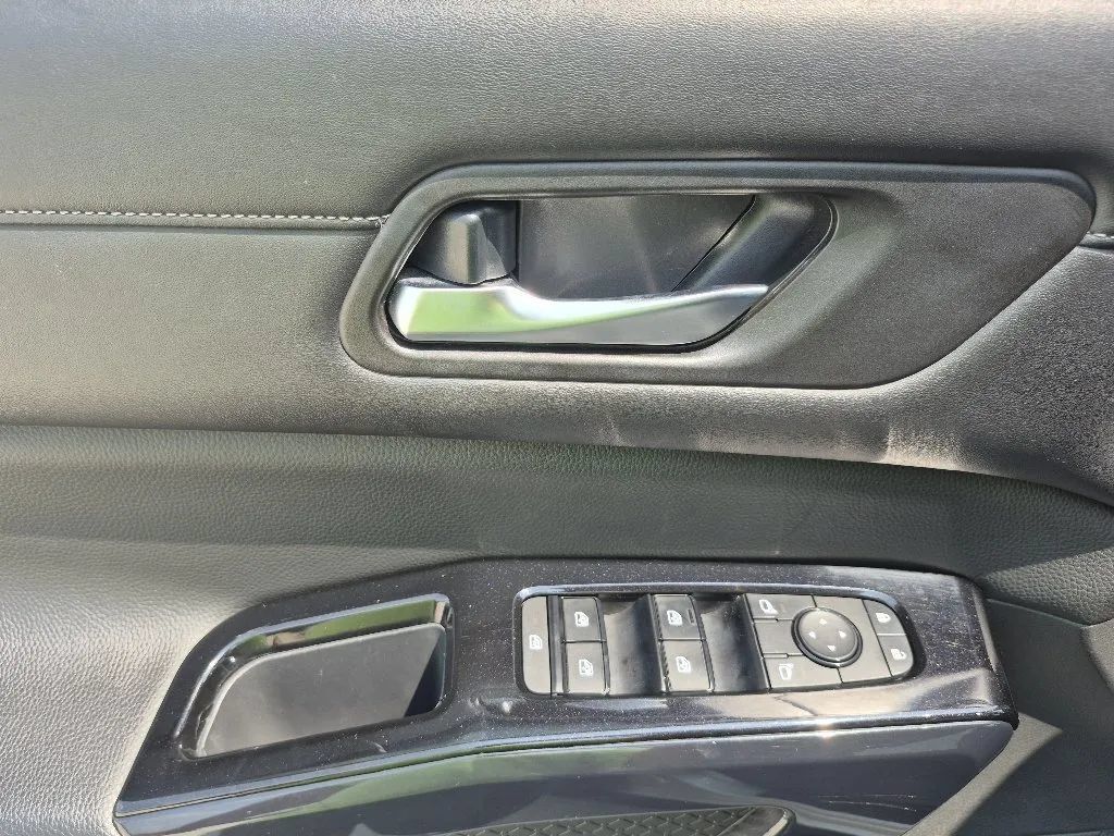 Used 2022 Nissan Pathfinder SV AWD/4WD image 12