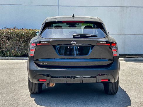 Used 2025 Nissan Kicks SV w/ Charging Package FWD image 7