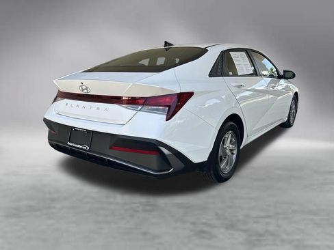 Used 2025 Hyundai Elantra SE FWD image 3