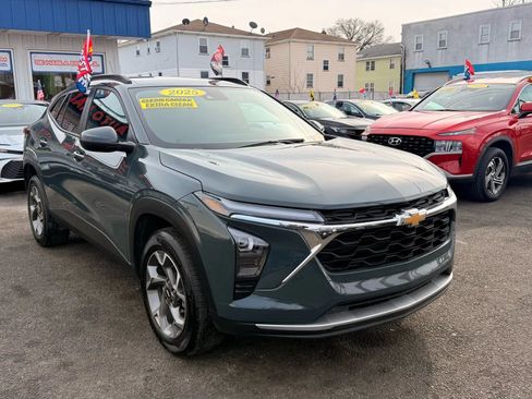 Used 2025 Chevrolet Trax LT image 2