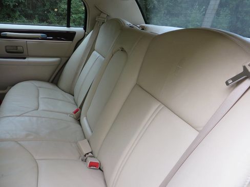 Used 2008 Lincoln Town Car Signature Limited image 12