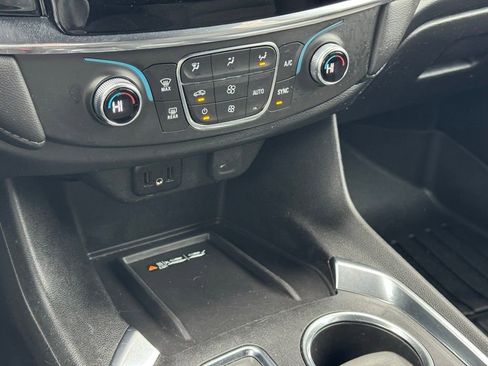 Used 2023 Chevrolet Traverse LT image 35