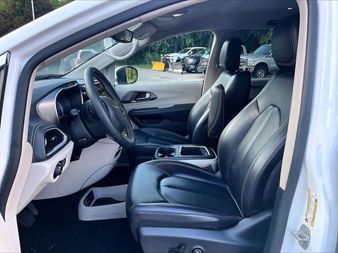 Used 2023 Chrysler Pacifica Touring-L FWD image 4
