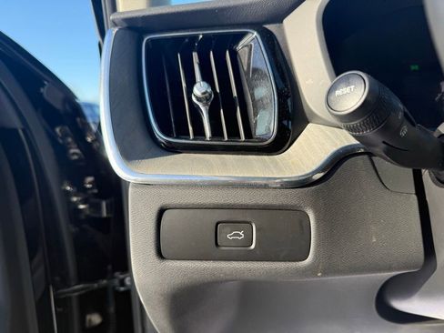Used 2025 Volvo XC60 B5 Plus image 21