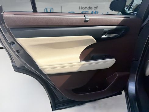 Used 2021 Toyota Highlander XLE FWD image 27