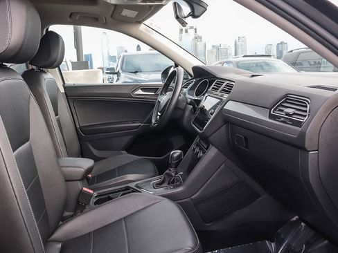 Used 2020 Volkswagen Tiguan SE w/ Panoramic Sunroof Package image 22