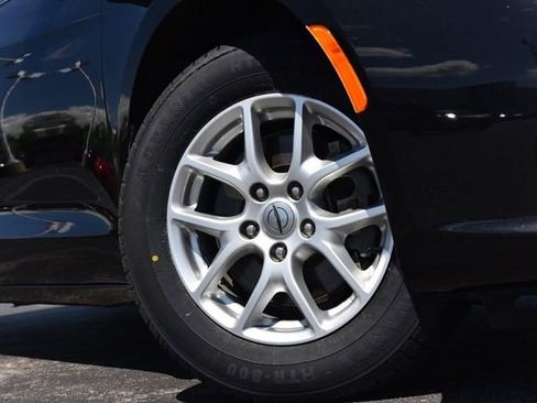 Used 2021 Chrysler Pacifica Touring-L FWD image 3