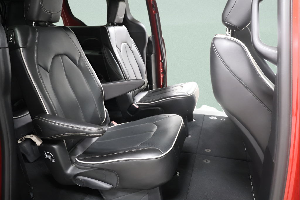 Used 2026 Chrysler Pacifica Limited w/ S Appearance Package FWD image 28
