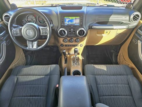 Used 2012 Jeep Wrangler Unlimited Sahara w/ Connectivity Group AWD/4WD image 12
