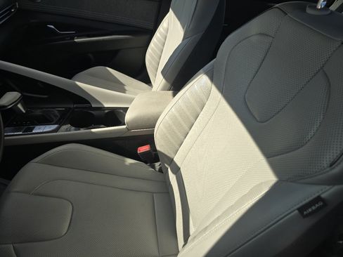 Used 2025 Hyundai Elantra Limited FWD image 13