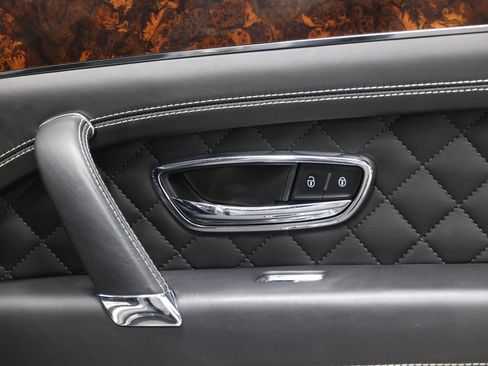 Used 2017 Bentley Bentayga AWD/4WD image 92