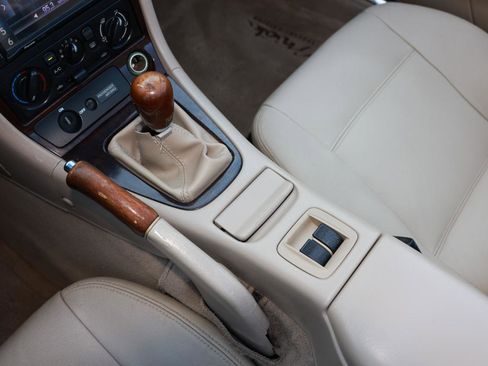 Used 2000 MAZDA MX-5 Miata RWD image 30
