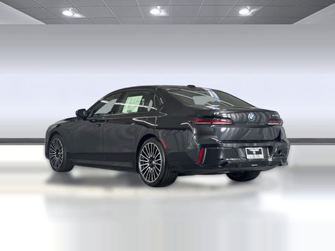 Used 2026 BMW i7 eDrive50 w/ M Sport Package RWD image 3