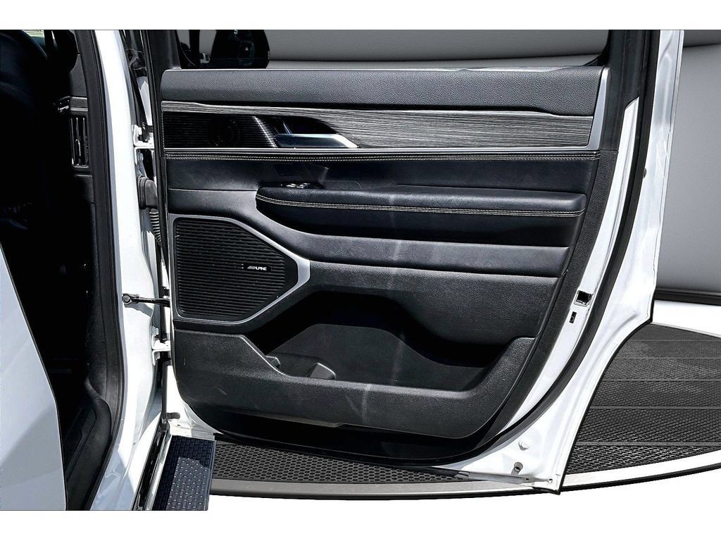 Certified 2024 Jeep Wagoneer Series II w/ Flexible Seating Group AWD/4WD image 44