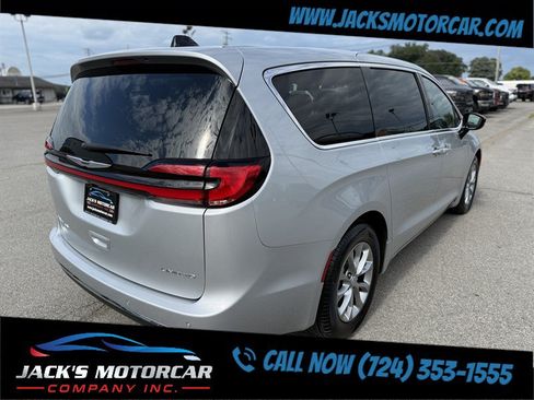 Used 2026 Chrysler Pacifica Limited FWD image 4
