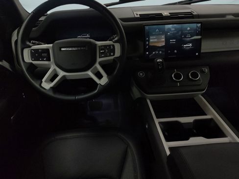Used 2025 Land Rover Defender 110 S image 24