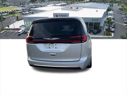 Certified 2026 Chrysler Pacifica Select FWD image 10