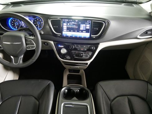 Used 2024 Chrysler Pacifica Touring-L image 10