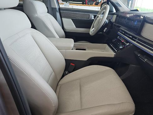 Used 2025 Hyundai Santa Fe Limited FWD image 11