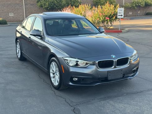 Used 2018 BMW 320i xDrive Sedan w/ Premium Package image 8