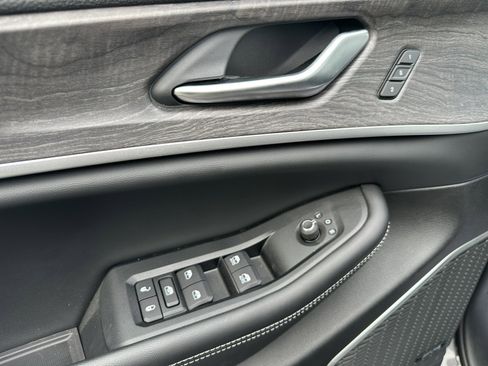 New 2022 Jeep Grand Cherokee Limited 4xe w/ Luxury Tech Group II image 15