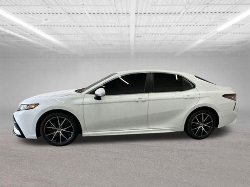 Used 2023 Toyota Camry SE image 2