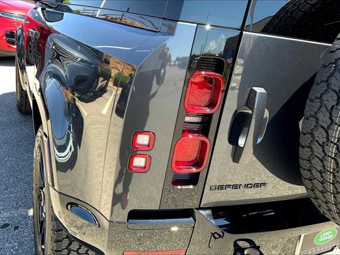 New 2025 Land Rover Defender 90 X-Dynamic SE image 13