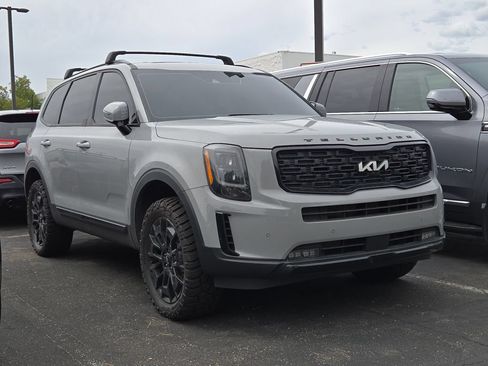 Used 2022 Kia Telluride SX w/ SX Prestige Package AWD/4WD image 3