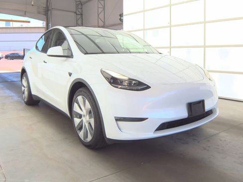 Used 2024 Tesla Model Y Long Range AWD/4WD image 2