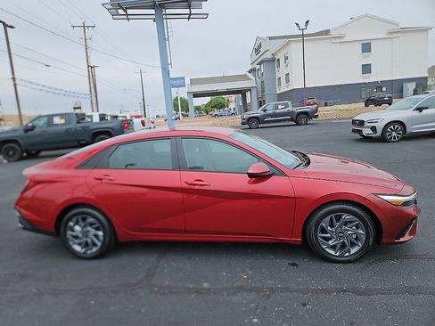 Used 2024 Hyundai Elantra SEL FWD image 6