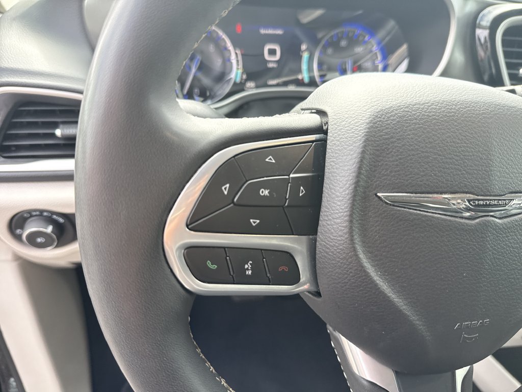 Used 2024 Chrysler Pacifica Touring-L FWD image 20