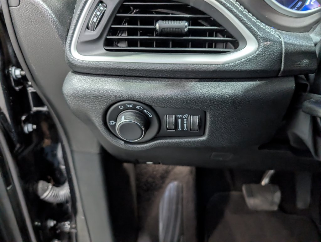 Used 2027 Chrysler Pacifica Limited FWD image 21