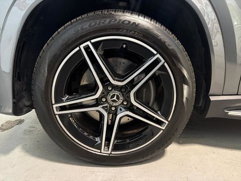 Used 2025 Mercedes-Benz GLS 450 4MATIC image 12