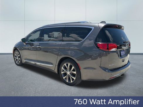 Used 2018 Chrysler Pacifica Limited w/ Tire & Wheel Group FWD image 11