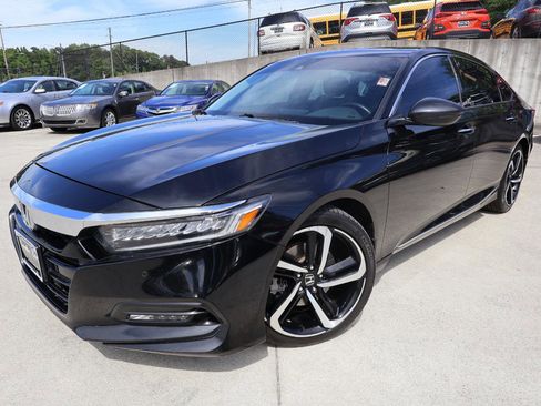 Used 2018 Honda Accord Touring image 2