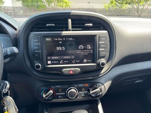 Used 2025 Kia Soul LX w/ LX Technology Package FWD image 17