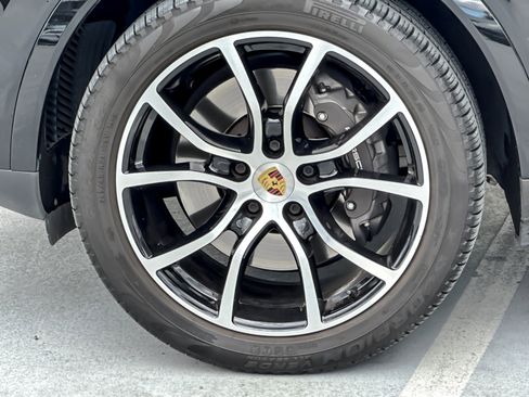 Certified 2023 Porsche Cayenne Platinum Edition image 26