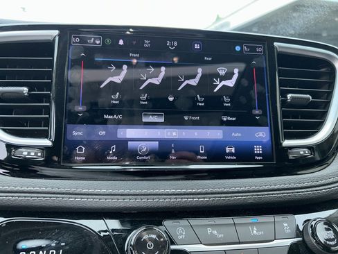 Used 2023 Chrysler Pacifica Limited FWD image 37