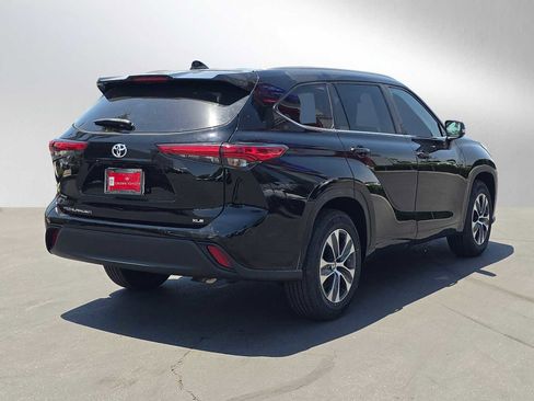 Used 2023 Toyota Highlander XLE FWD image 3
