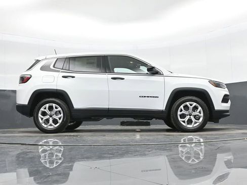 Used 2025 Jeep Compass Sport w/ Mopar Graphics Package AWD/4WD image 39