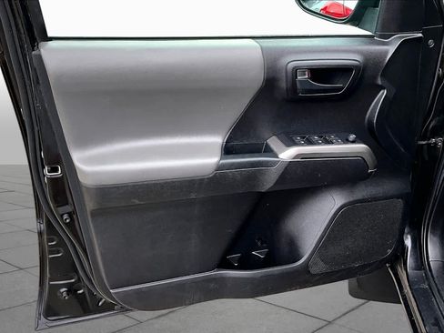 Certified 2022 Toyota Tacoma SR5 AWD/4WD image 20