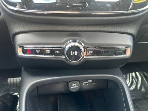 Used 2025 Volvo XC40 B5 Plus AWD/4WD image 19