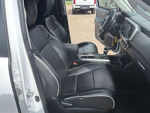Used 2022 Toyota Tacoma SR5 RWD image 16