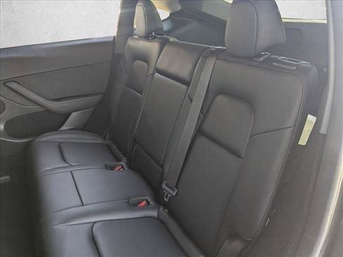 Used 2024 Tesla Model Y Long Range RWD image 21