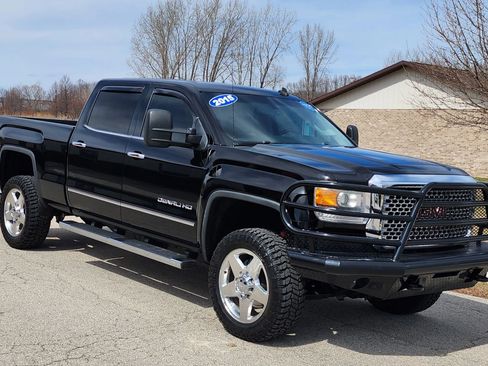 Used 2015 GMC Sierra 2500 Denali w/ Suspension Package, Off-Road image 2