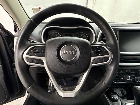 Used 2018 Jeep Cherokee Latitude Plus w/ Comfort/Convenience Group image 16